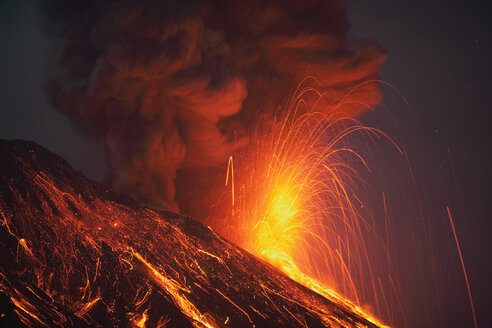 Japan, Kagoshima, Sakurajima volance erupting - RMF00421