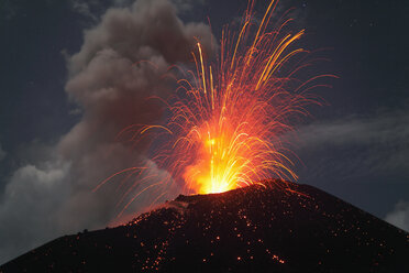 Indonesien, Sumatra, Ausbruch des Vulkans Krakatoa - RMF00399