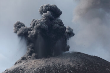 Indonesien, Sumatra, Ausbruch des Vulkans Krakatoa - RMF00395