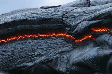 USA, Hawaii, Big Island, Pahoehoe volcano, burning lava flow, close up - RMF00393