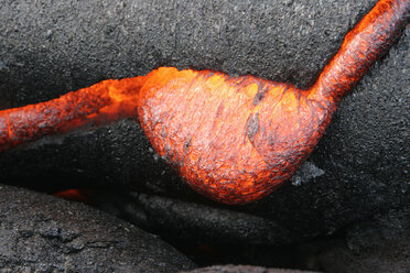 USA, Hawaii, Big Island, Pahoehoe volcano, burning lava flow, close up - RMF00392