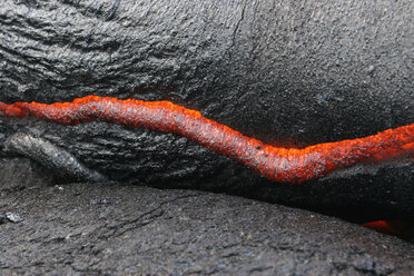 USA, Hawaii, Big Island, Pahoehoe volcano, burning lava flow, close up - RMF00391