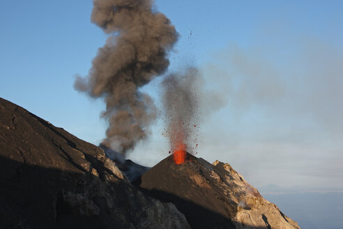Italien, Sizilien, Ascheausbruch am Vulkan Stromboli - RMF00373