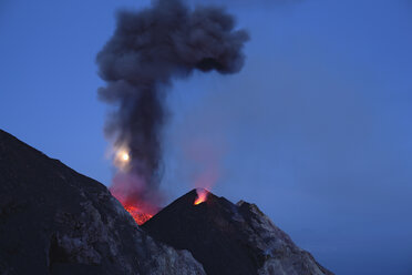 Italien, Sizilien, Ascheausbruch am Vulkan Stromboli - RMF00372
