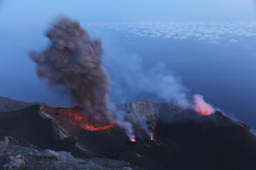 Italien, Sizilien, Ascheausbruch am Vulkan Stromboli - RMF00371