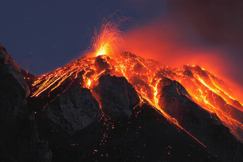 Italien, Sizilien, Lavastrom des Vulkans Stromboli, lizenzfreies Stockfoto
