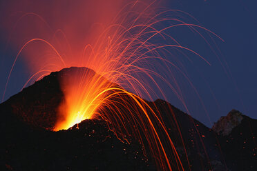 Italien, Sizilien, Ausbruch des Vulkans Stromboli - RMF00367