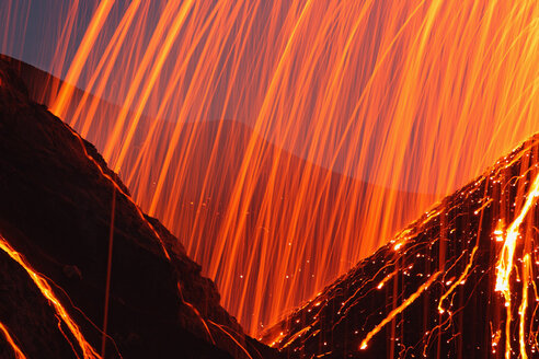 Italien, Sizilien, Nahaufnahme des ausbrechenden Vulkans Stromboli - RMF00366