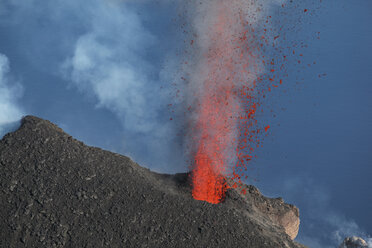 Italien, Sizilien, Ausbruch des Vulkans Stromboli - RMF00365
