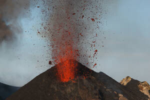 Italien, Sizilien, Ausbruch des Vulkans Stromboli - RMF00363