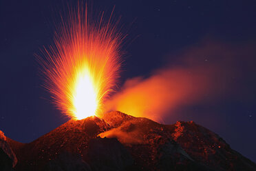 Italien, Sizilien, Ausbruch des Vulkans Stromboli - RMF00361