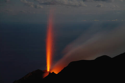 Vulkanausbruch, Blick von oben, lizenzfreies Stockfoto