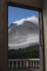 Montserrat, Karibik, Soufriere Hills Vulkanausbruch durch Fenster - RM00478