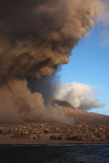 Plymouth, Montserrat, Karibik, Asche über Wolken von Eruption - RM00477