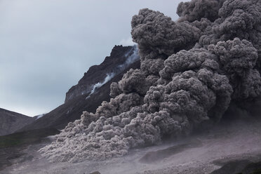 Montserrat, Karibik, Pyroklastischer Strom über Eruption - RM00471