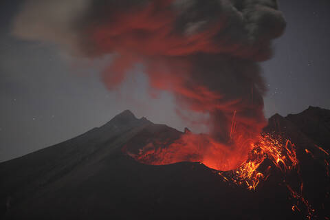 Japan, Kagoshima, Ausbruch des Vulkans Sakurajima, lizenzfreies Stockfoto
