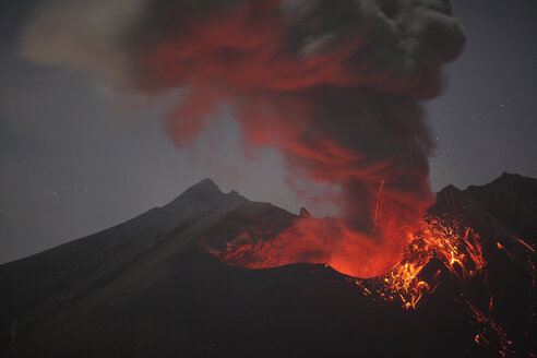 Japan, Kagoshima, Sakurajima volcano erupting - RM00460