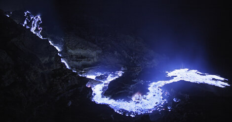 Indonesien, Java, Brennender Schwefel, der aus dem Vulkan Kawah Ijen fließt - RM00458