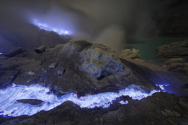 Indonesien, Java, Brennender Schwefel, der aus dem Vulkan Kawah Ijen fließt - RM00457