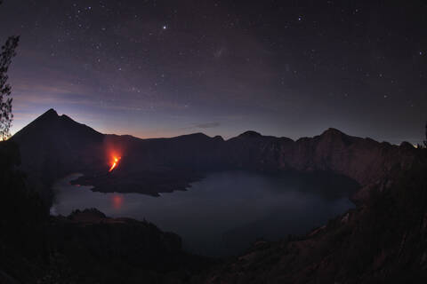 Indonesien, Lombok, Rinjani-Vulkan am Kratersee, lizenzfreies Stockfoto