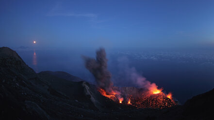 Italien, Sizilien, Ascheausbruch am Vulkan Stromboli - RM00449