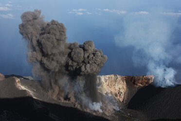 Italien, Sizilien, Ascheausbruch am Vulkan Stromboli - RM00448