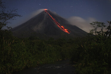 Costa Rica, Lavastrom beim Ausbruch des Vulkans Arenal - RM00447