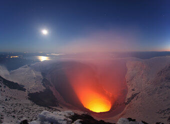 Chile, Ausbruch des Vulkans Villarica am Kratersee - RM00446