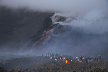 Italien, Sizilien, Zuschauer beobachten Lavastrom am Vulkan Etna - RM00442