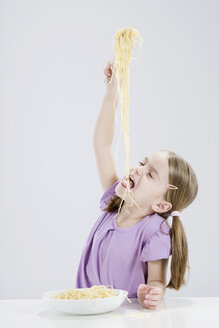 Mädchen (4-5) isst Spagetti, Augen geschlossen - RBF00241