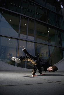 Mann beim Breakdance, Porträt. - PKF00351