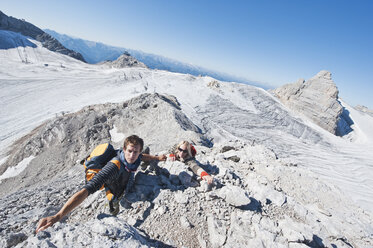 Österreich, Steiermark, Dachstein, Junges Paar klettert am Fels - HHF03339