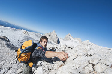 Österreich, Steiermark, Dachstein, Junger Mann klettert am Fels - HHF03338