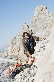 Österreich, Steiermark, Dachstein, Junges Paar beim Klettern am Fels - HHF03337