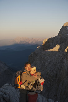 Österreich, Steiermark, Dachstein, Junges Paar auf Berggipfel, in Umarmung - HHF03328