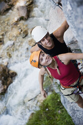 Österreich, Steiermark, Ramsau, Silberkarklamm, Junges Paar klettert am Fels, lächelnd - HHF03299
