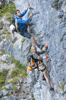 Österreich, Steiermark, Ramsau, Silberkarklamm, Junges Paar beim Klettern am Fels - HHF03296