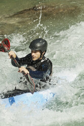 Austria, Salzburger Land, Man kayaking in lammer river - HHF03290