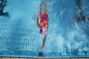 Woman swimming in pool, rear view - GWF01120