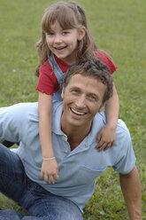 Vater und Tochter spielen im Garten, Porträt, lächelnd. - CRF01863