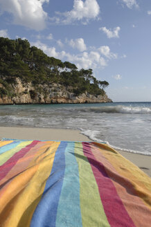 Gestreiftes Handtuch am Strand am Meer ausgebreitet. - CRF01859