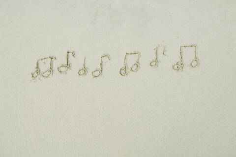 In den Sand gezeichnete Musiknoten am Strand., lizenzfreies Stockfoto