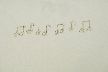 In den Sand gezeichnete Musiknoten am Strand. - CRF01857