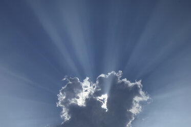 Sonnenstrahlen, die durch die Wolken scheinen. - CRF01851
