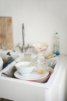 Dirty dishes in sink - COF00122