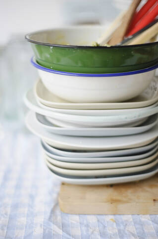 Stapel von schmutzigem Geschirr auf dem Tischtuch, lizenzfreies Stockfoto