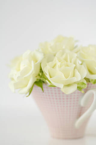 Blumenvase mit weißen Rosen auf weißem Hintergrund, Nahaufnahme, lizenzfreies Stockfoto