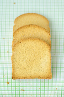 Slices of zwieback on green background, close up - COF00112