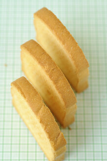 Slices of zwieback on green background, close up - COF00110