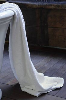 Germany, Munich, Towel on bathtub, close up - COF00109